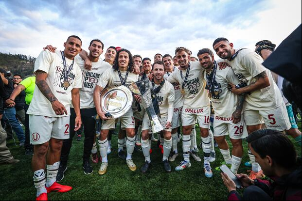Calcaterra y el plantel de la 'U' que ganó el bicampeonato 2023-2024. (Foto: Universitario)