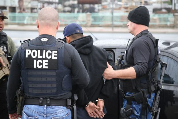 Dos agentes de ICE con un detenido en uno de sus operativos. (Foto: Flickr ICE)
ICE officers in the Los Angeles, Chicago, Atlanta, San Antonio and New York City areas of responsibility arrested more than 680 individuals who pose a threat to public safety, border security or the integrity of our nation’s immigration system. Of those arrested, approximately 75 percent were criminal aliens, convicted of crimes including, but not limited to, homicide, aggravated sexual abuse, sexual assault of a minor, lewd and lascivious acts with a child, indecent liberties with a minor, drug trafficking, battery, assault, DUI and weapons charges.