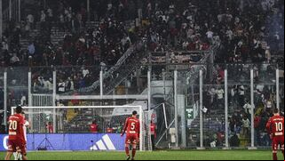 Oficial: se suspendió el partido entre Universitario vs. Colo Colo por ataque de barra del ‘Cacique’