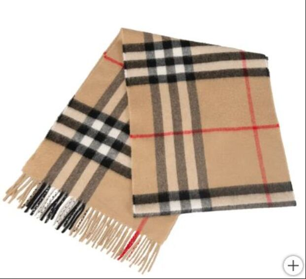 Bufanda de cuadros de Burberry. (Foto: Costco)