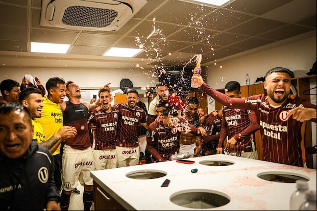 Postal de las celebraciones del plantel de la 'U' en el vestuario del Más Monumental. (Foto: AFP)