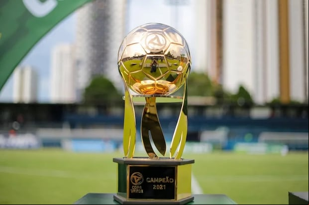 Trofeo de la Copa Verde que planea reforzarse con clubes de la Amazonía Sudamericana.