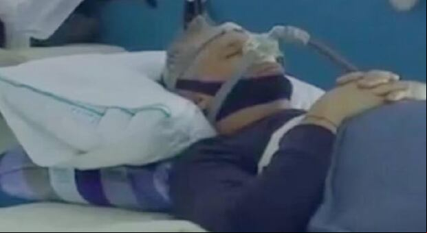 Arath de la Torre utilizando su máquina de oxígeno para tratar la apnea del sueño (Foto: Televisa)