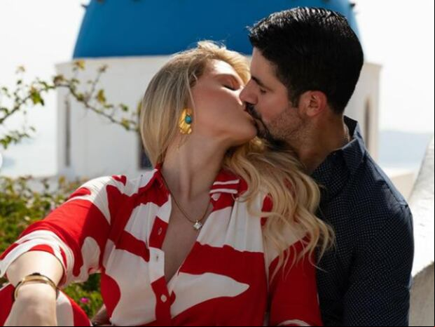 Pepe Gámez y Madison Anderson se besan para las redes sociales después de comprometerse en Grecia (Foto: Madison Anderson / Instagram)
