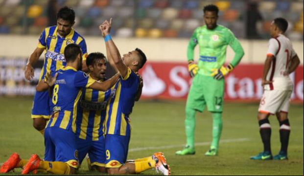 Deportivo Capiatá goleó 3-0 a Universitario y lo eliminó en 2017. (Foto: AFP).