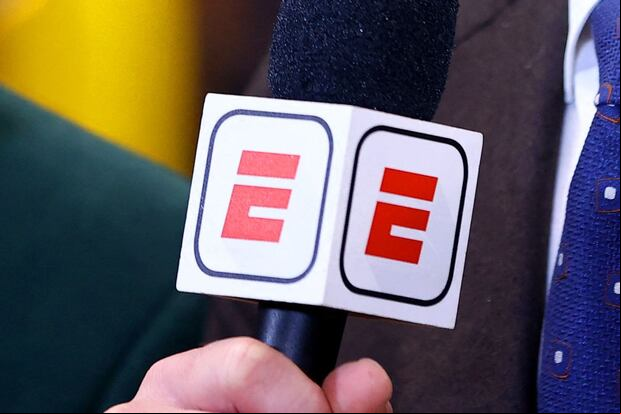 Logo de ESPN en un micrófono (Foto: Jamie Schwaberow / Getty Images Norteamérica /AFP)
