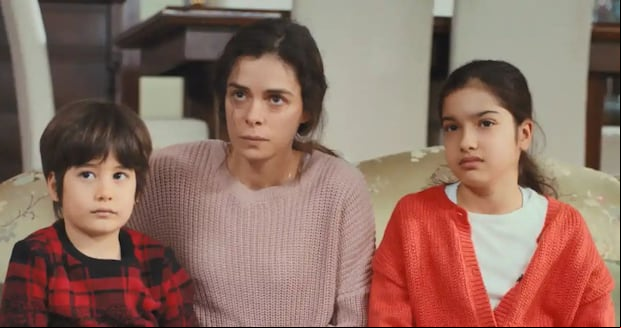 Nisan (Kübra Süzgün), Özge Özpirinçci (Bahar) y Doruk (Ali Semi Sefil) en una escena de "Mujer" (Foto: Med Yapim)