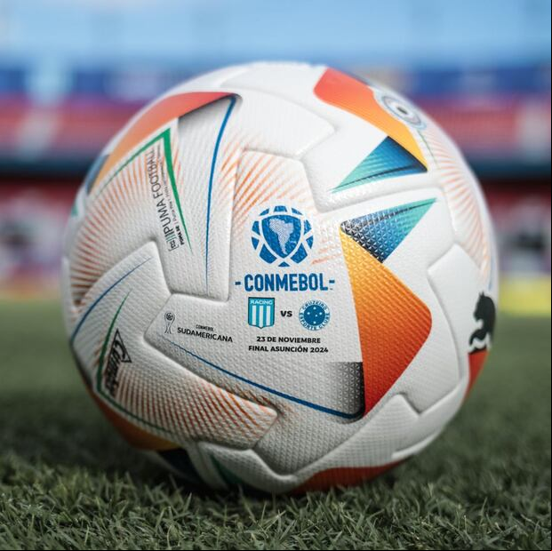 La pelota la final de la Copa Sudamericana entre Racing y Cruzeiro.